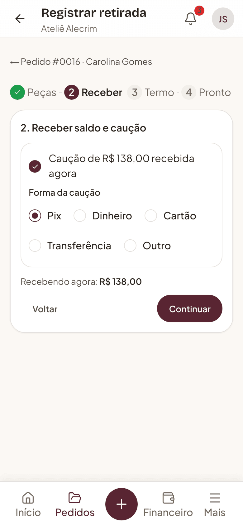 Retirada guiada no celular: as peças conferidas uma a uma e a caução marcada como recebida no balcão.