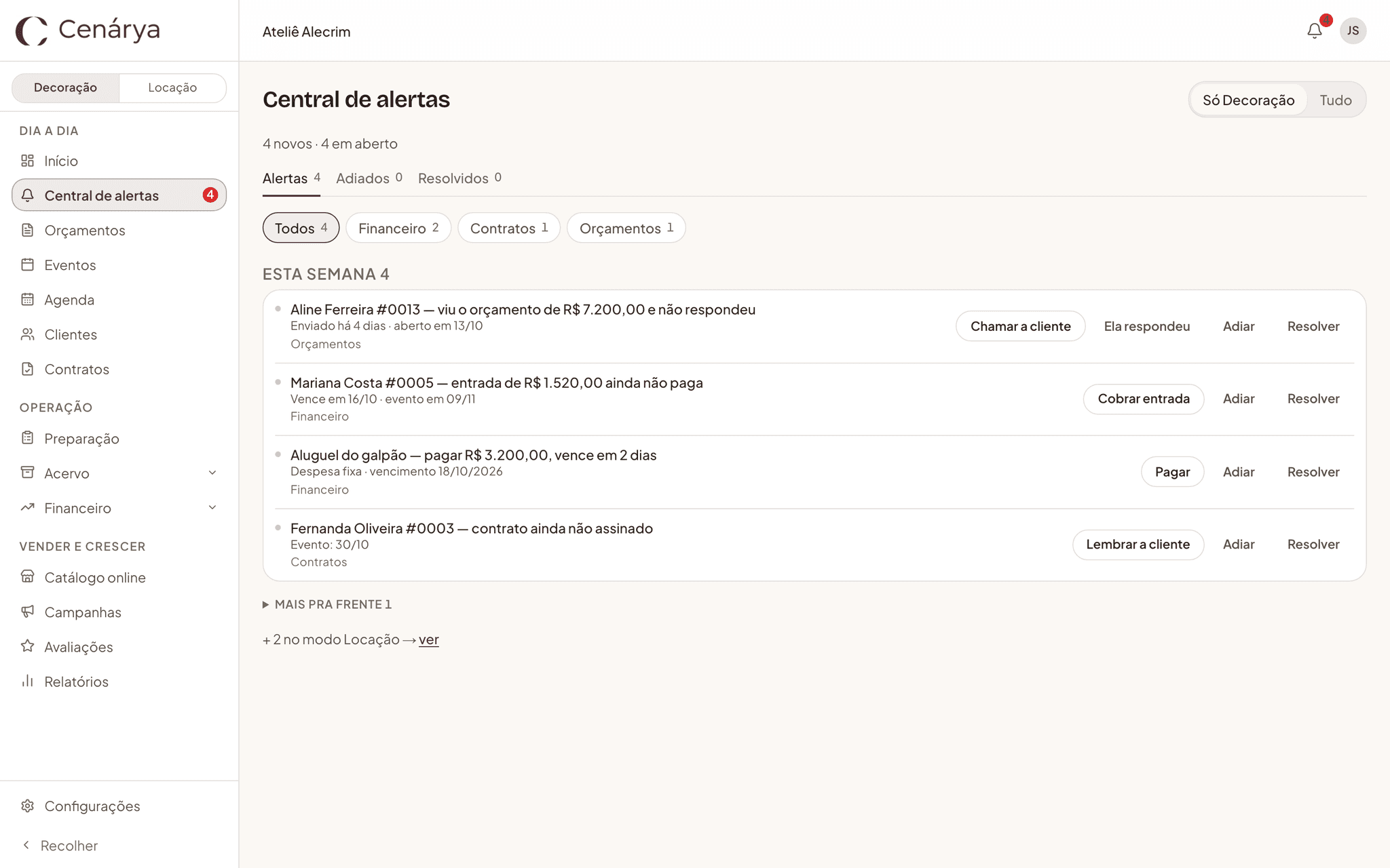 Central de alertas no computador com quatro avisos: um orçamento visto e sem resposta, uma entrada para cobrar, uma conta da semana e um contrato esperando assinatura.